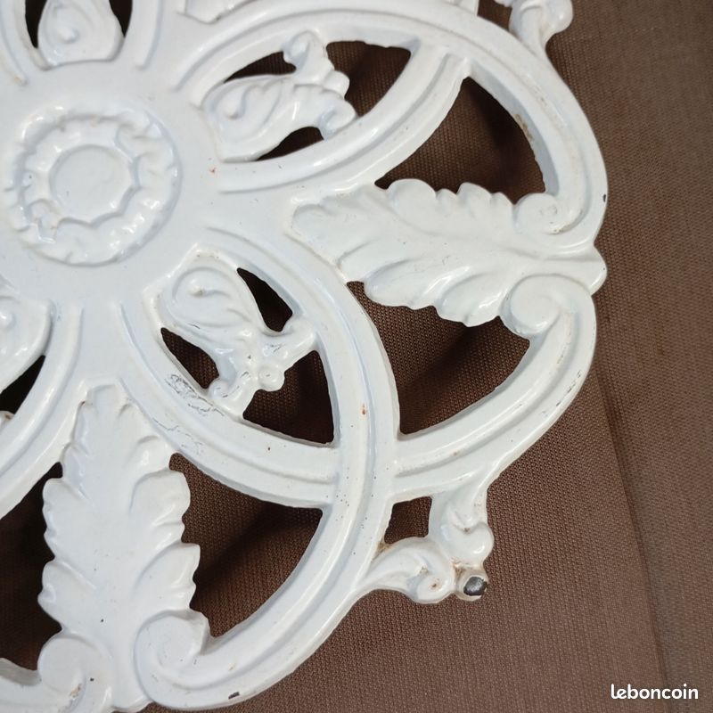 Dessous de plat ancien en fer forgé à la main avec manche en bois