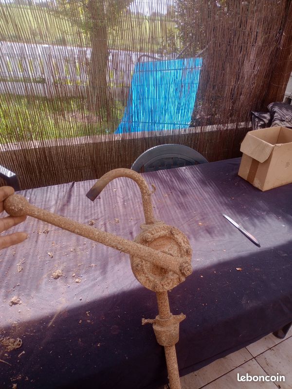 Ancienne pompe à main rotative JAPY en fonte (image 1)