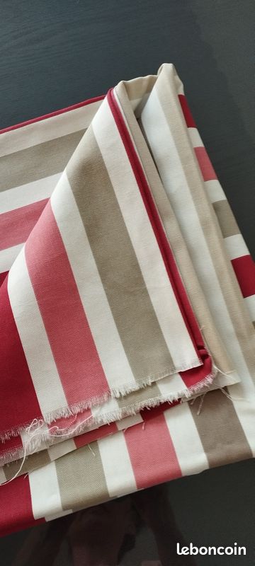 Tissu D’ameublement Réversible 400x120cm – Rouge/Crème – Très Bon état