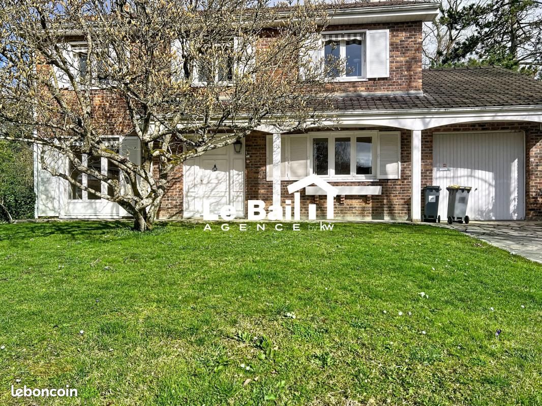 Maison 8 pièces 210 m² · à Voisins-le-Bretonneux · 210 m² · 649 000 €