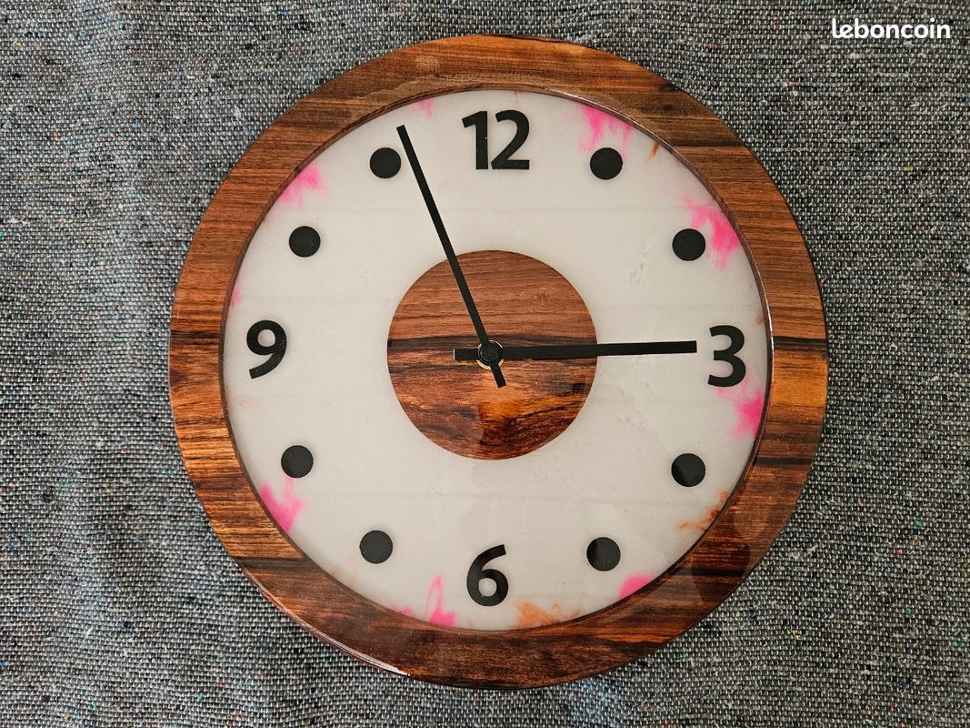 Horloge De Bureau En Bois Avec Résine Rouge – Fait Main, Pièce Unique, Artisanal