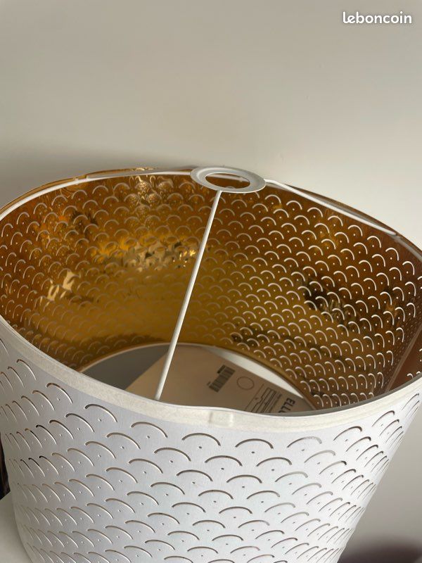 Abat-jour design blanc et intérieur doré – Très bon état (image 2)