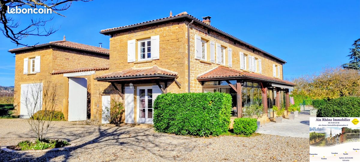 Maison 13 pièces 351 m² · à Porte des Pierres Dorées · 351 m² · 890 000 €