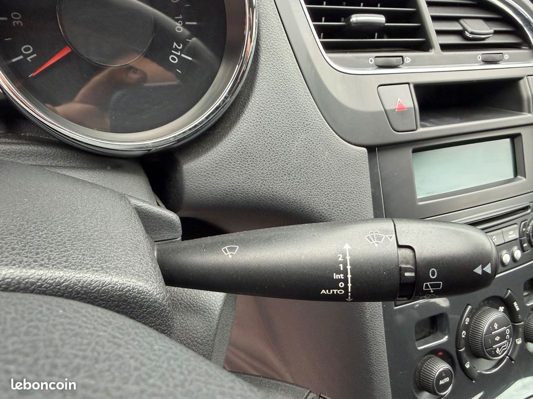 Peugeot 5008 1.6 HDI 110CH Premium Première Main (image 21)