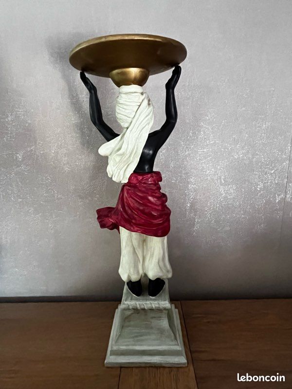 Figurine Bougeoir en Résine – Homme en Tenue Traditionnelle Africaine (image 6)