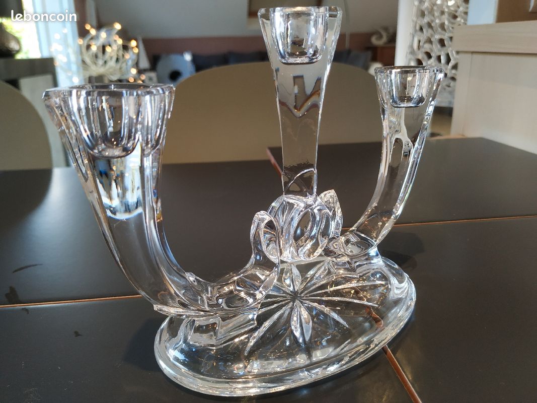 Bougeoir en cristal vintage. A 3 branches en forme de volutes. Base étoilée. Long. 21 cm. TB état (image 3)