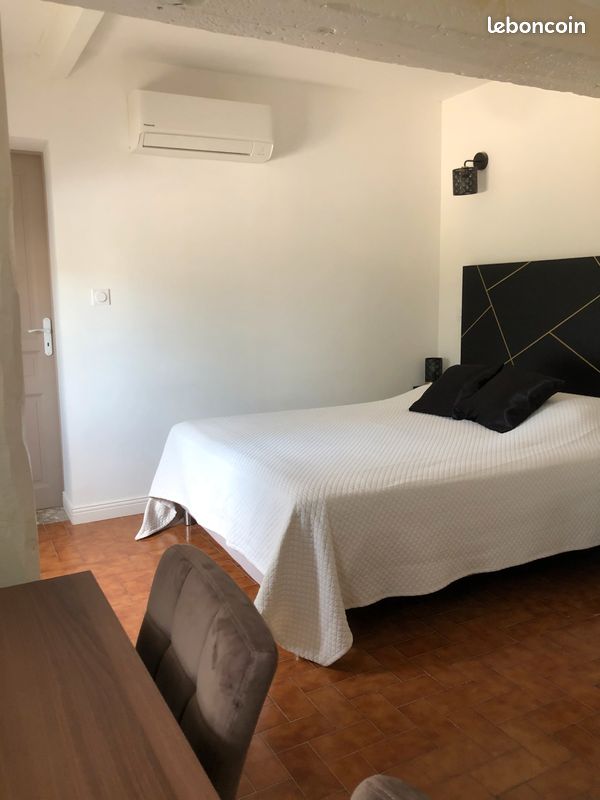 Gite 5 pers rénové, 1 chambre + 1 chambre en duplex, avec grande piscine partagée avec 2nd gîte et jardin en Provence (image 10)