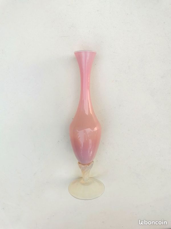 Vase en Opaline rose sur pied en verre soufflé d' Italie (image 6)