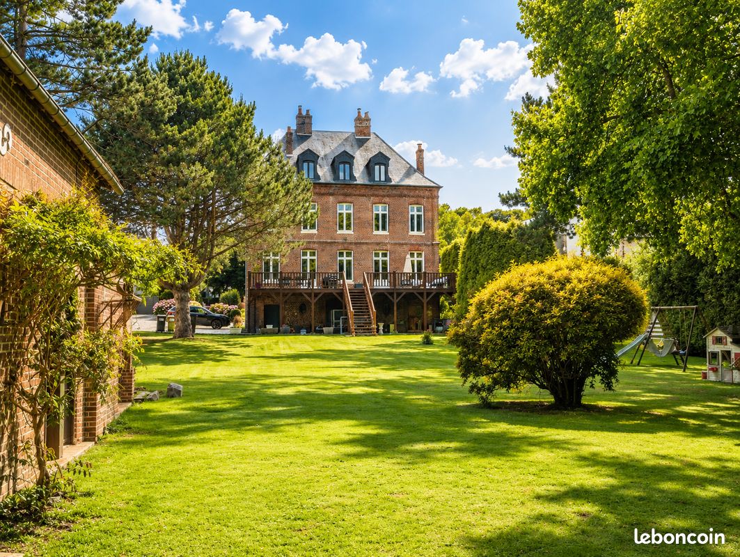 Maison 11 pièces 328 m² · à Arques-la-Bataille · 328 m² · 749 000 €