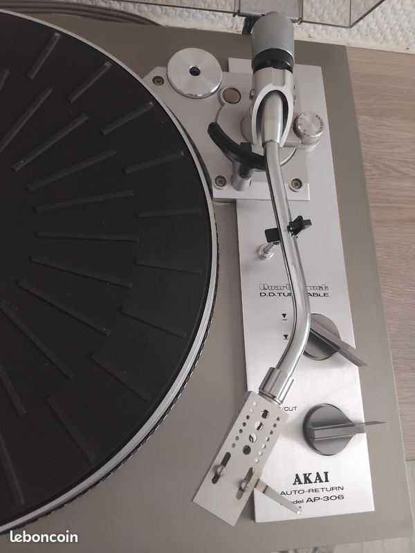 Platine tourne-disque à entraînement direct AKAI AP-206C Vintage