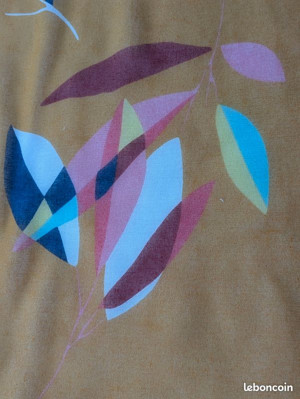 Jolie écharpe légère à bouquets de feuilles colorées sur jaune/ moutarde 176/ 89 TBE (image 11)