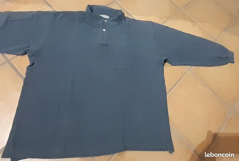 Polo manches longues bleu XL/XXL
Largeur épaules 54 cm
Largeur aisselles 66 cm
Longueur 70 cm
Ouverture deux boutons
100% coton
Sans bouloches en parfait état général (image 9)