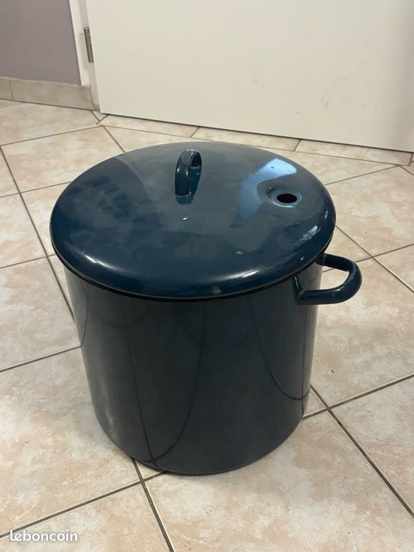 Grande marmite émaillée bleue avec grille vapeur - 20/25L (image 1)