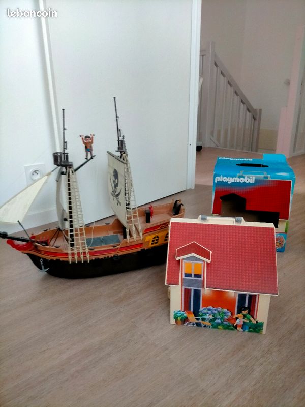 Bateau, maison, calèche playmobil avec de nombreux personnages et accessoires (image 1)