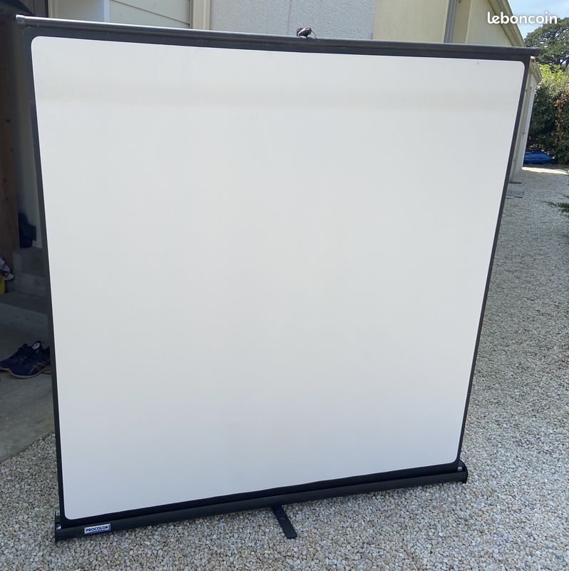 Je mets en vente ce rétroprojecteur SHARP PG-M15S léger (1,6 Kg) et compact de 800x600 pixels compatible SXGA, et un écran de projection portable PROCOLOR 160cm x 200cm (100 pouces) (image 6)