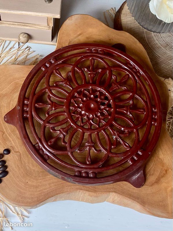 Dessous de plat Rond en fonte Émaillée Rouge vintage - Arts de la table