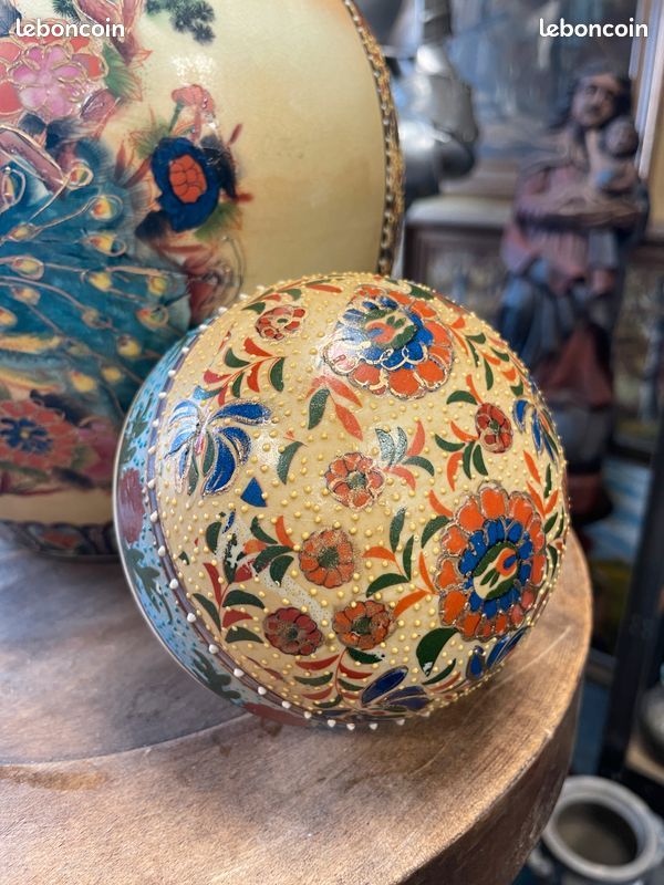 Potiche à Couvercle En Porcelaine Avec Décor Romantique Et Chateaux Ensemble Avec Pinacle Coupe