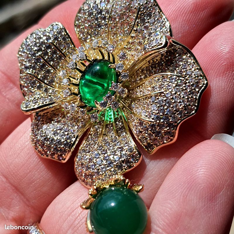 Broche Fleur En Alliage Doré Avec Cristal Vert - Bijou Fantaisie Occasion, Bon état