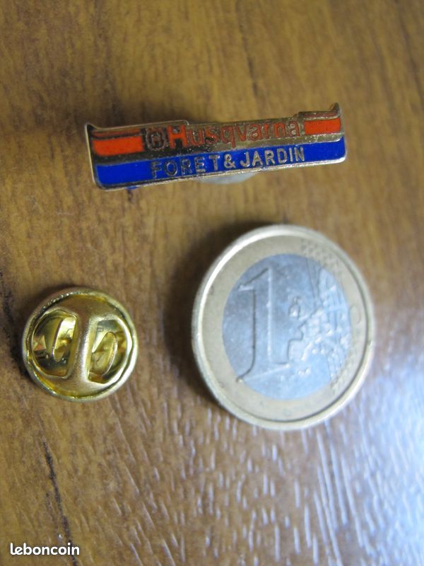 Pin's Husqvarna Forêt & Jardin , prix livré en suivi , LIRE (image 1)