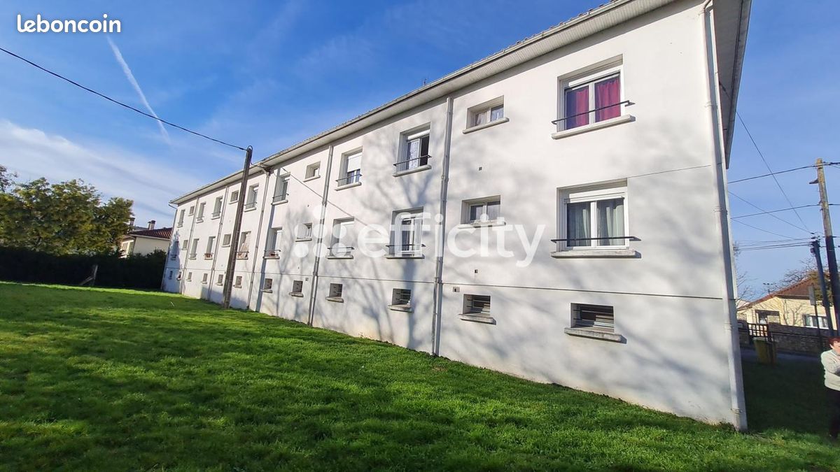 Local commercial 628 m² · à Saintes · 628 m² · 796 600 €