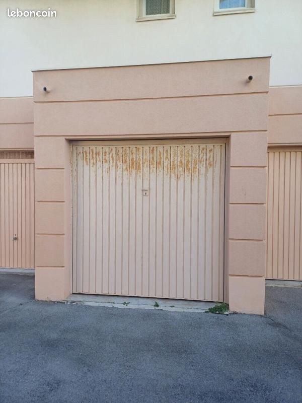 Garage/box Sete · à Sète · 100 €/mois