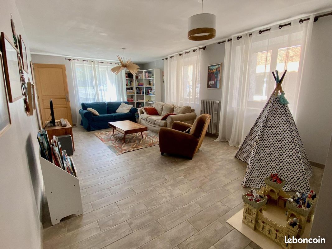 Maison 5 pièces 205 m² · à Ayguesvives · 205 m² · 1 450 €