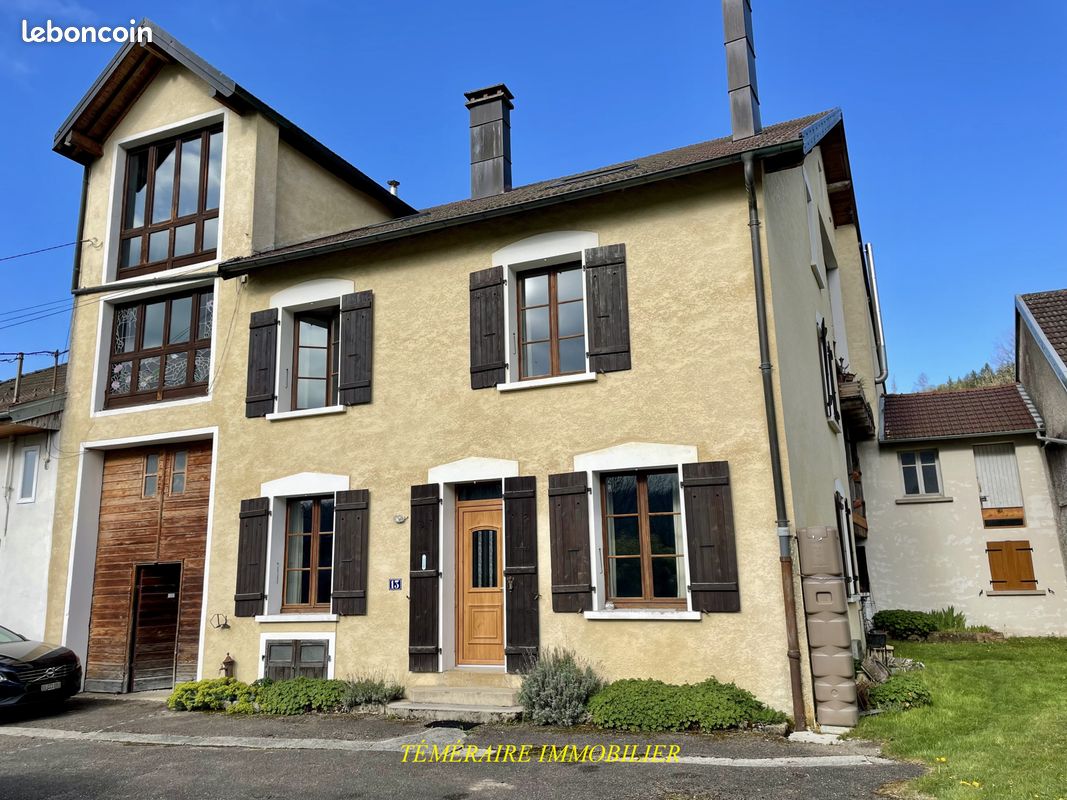 Immeuble 246 m² · à Sirod · 246 m² · 295 000 €