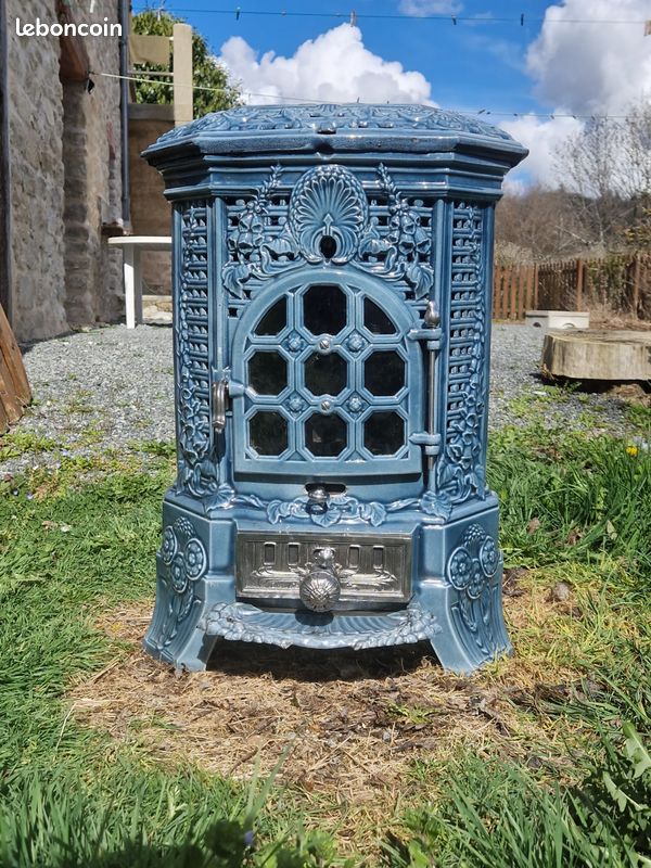 Un poêle en fonte émaillée bleu pâle très décoratif Vers 1900