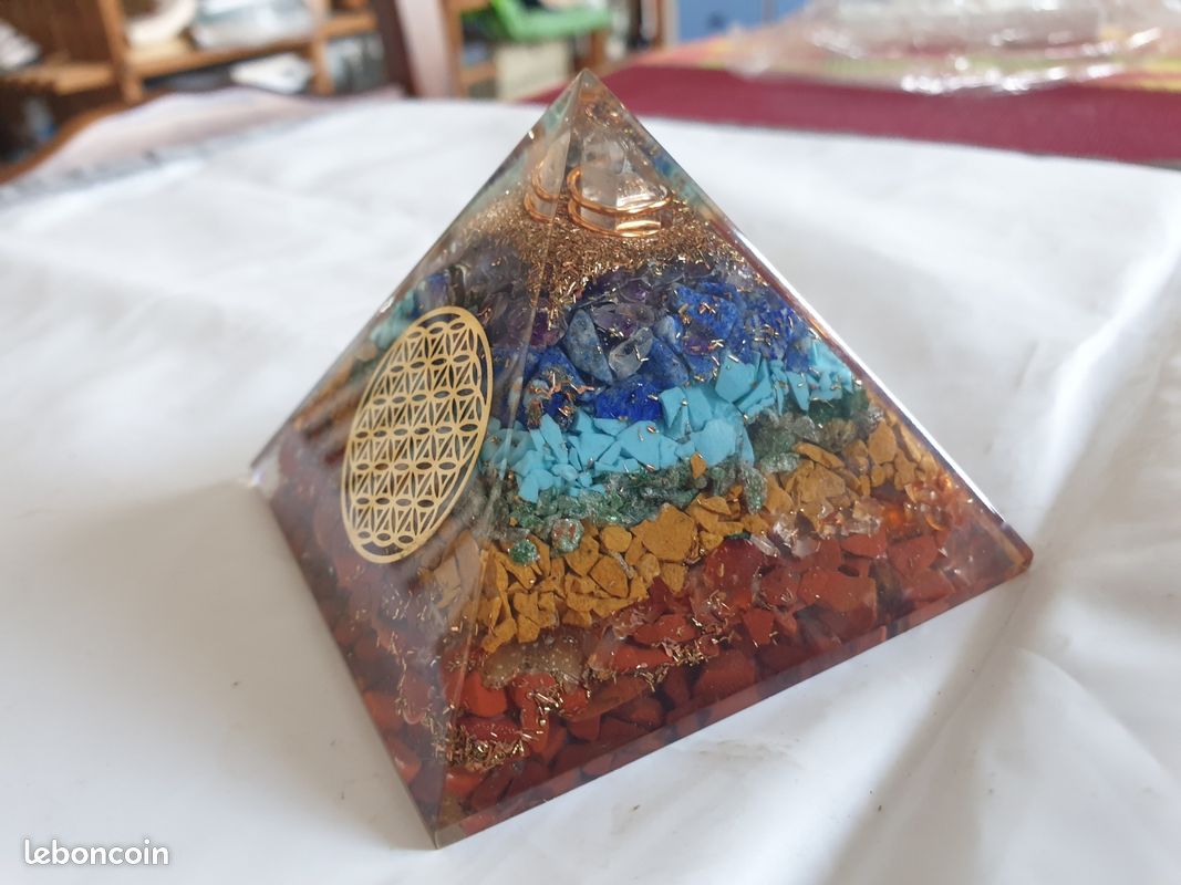 Pyramide Orgonite 7,5 cm de côté. 7 chacras, fleur de vie (image 1)