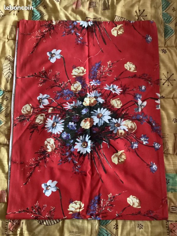 Tissu Ancien Vintage Rouge à Motifs Fleurs - Lot N°157 - Occasion, Fabrication France
