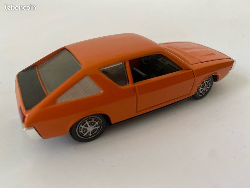 SOLIDO ancien RENAULT 17 TS rouge avec boite 1/43