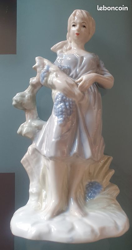 Ancienne Statuette en Porcelaine Émaillée d'une Femme Vendangeuse, Vigne, 19cm, Vintage (image 1)