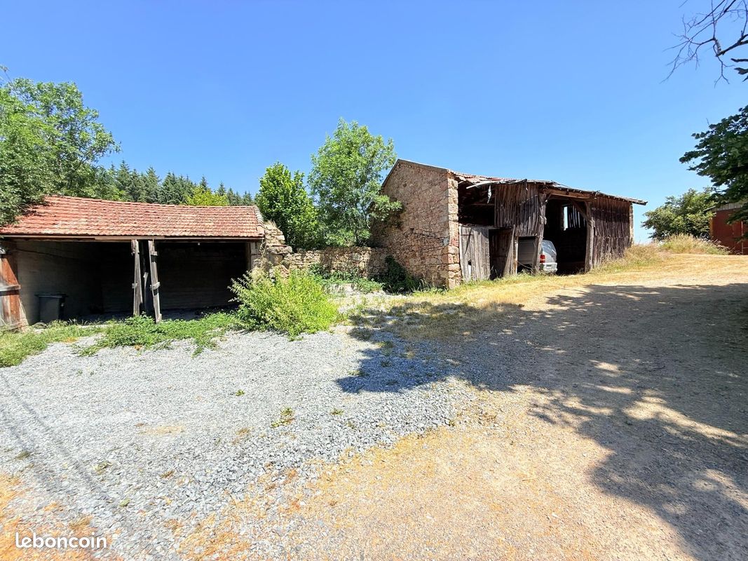 Terrain 6877 m² · à Cremeaux · 6 877 m² · 65 000 €