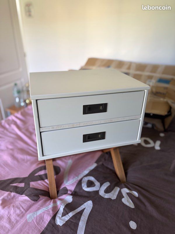 Table de chevet 2 tiroirs – blanc et pieds bois (image 1)