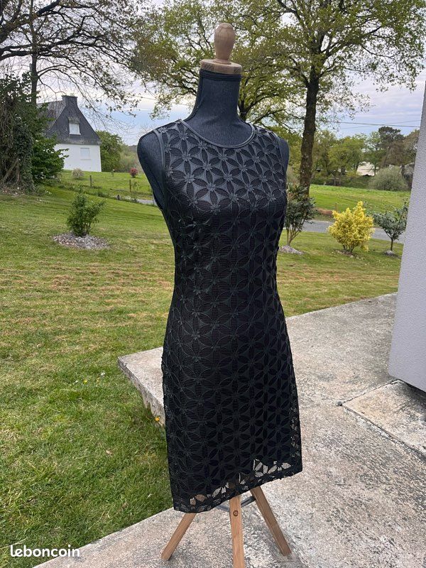 Robe noire bi-matière chic – Découpes laser florales 3D & Mesh (image 4)