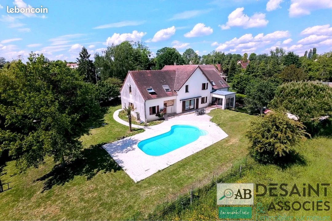 Maison 12 pièces 310 m² · à Crécy-la-Chapelle · 310 m² · 525 000 €