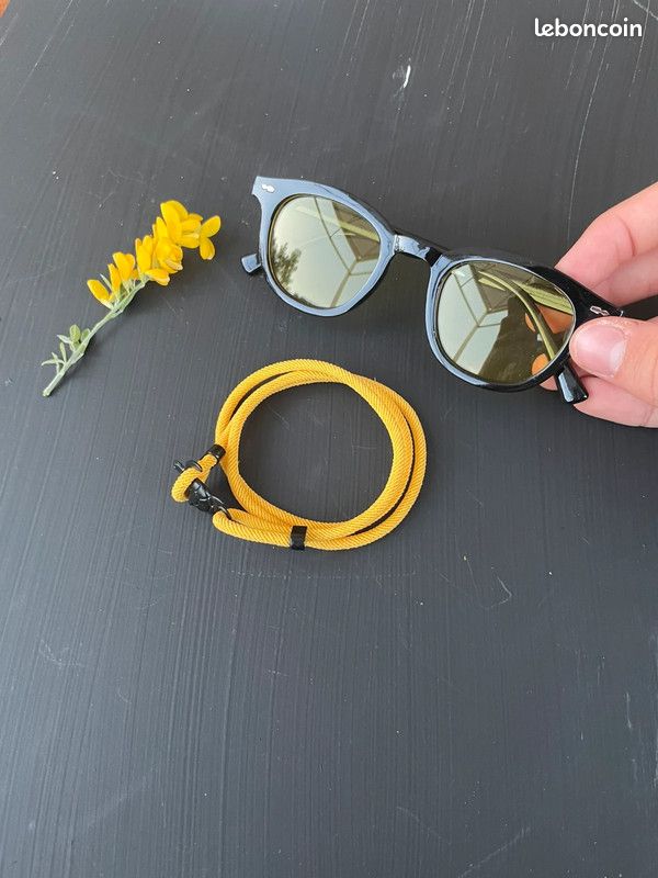 Lunettes de soleil verre jaune et monture noire bracelet jaune