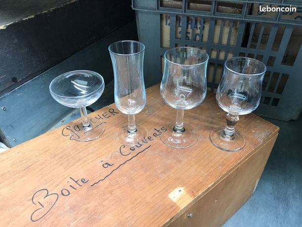 Ancienne bougie chauffe-plat électrique et théière anglaise