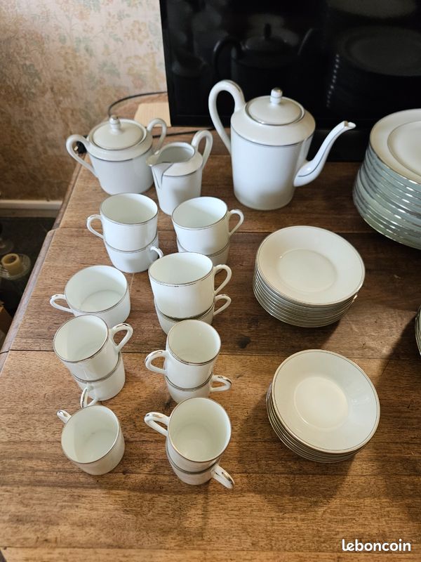 11 Assiettes à Dessert En Porcelaine De Limoges - Filets Or