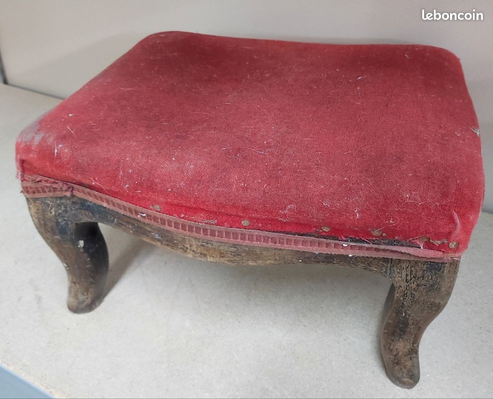 Repose-pied en bois recouvert de velours (image 1)