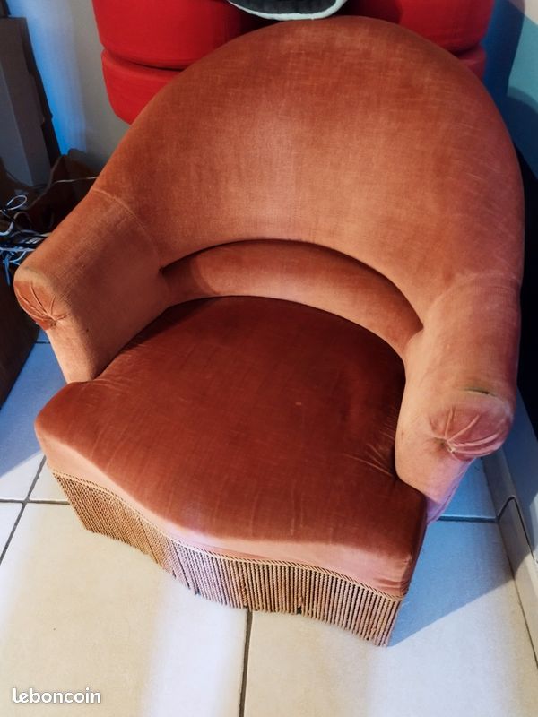 Fauteuil crapaud rose vintage pieds compas (image 1)