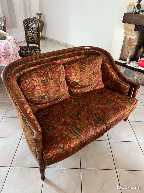 Canapé long français ancien de style Louis XVI en bois doré tapissé de Canapé long français ancien de style Louis XVI en bois doré tapissé de