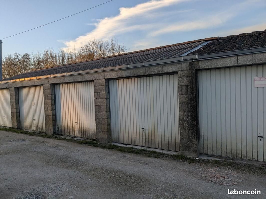 Parking 63 m² · à Saintes · 63 m² · 101 175 €