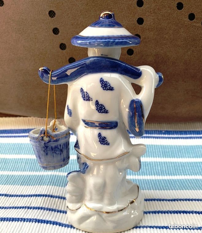 Statuette pêcheur asiatique blanc et bleu avec seau amovible en faïence H 15 cm (image 4)