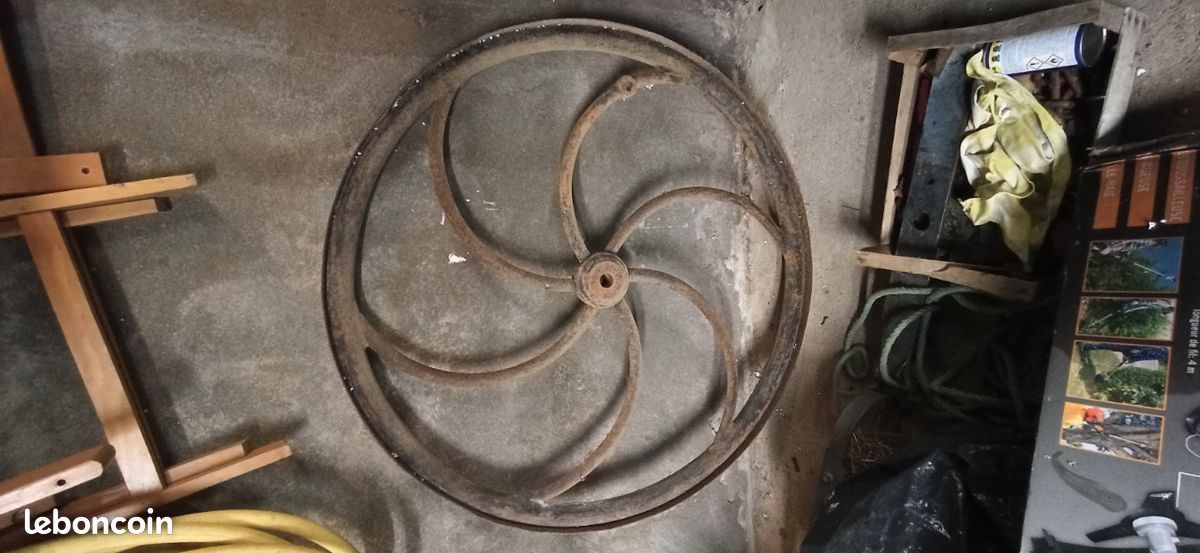 Roue pompe à eau ancienne (image 3)