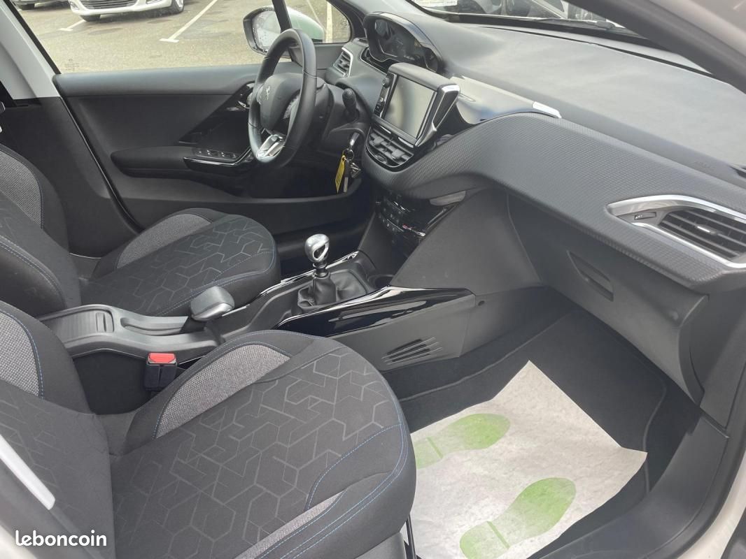Peugeot 2008 PURE TECH 110CH SIGNATURE (image 21)