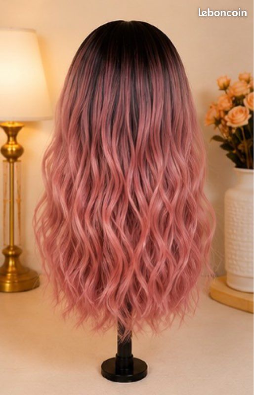 Perruque rose dégradée – racines foncées – ondulée mi-longue (image 3)