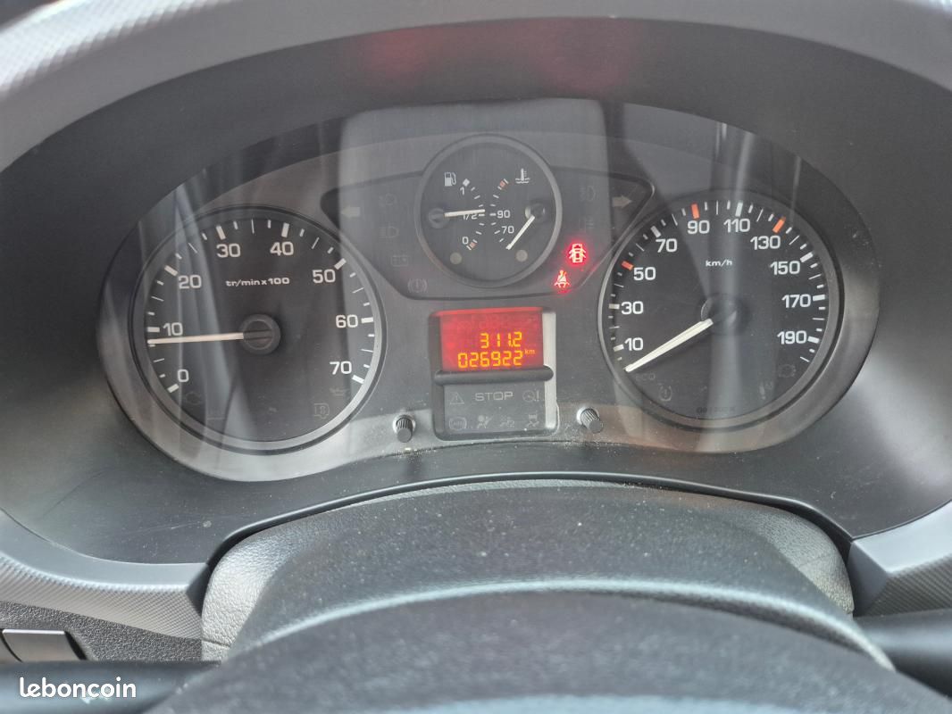 Peugeot Partner FOURGON STANDARD 1.6 BLUEHDI 100 S&S BVM5 PREMIUM (image 13)