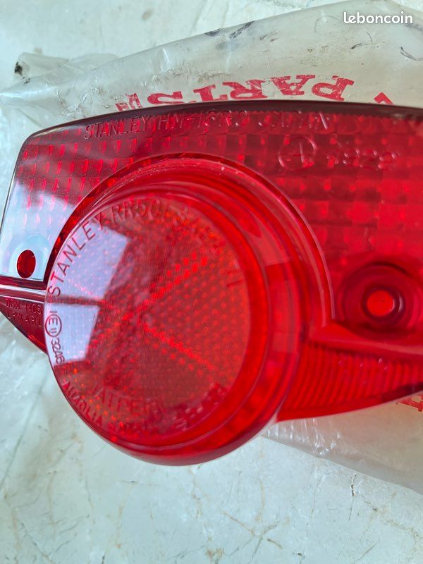 HONDA C50 / CB250K4 / CB350K4 / CB750K1 / CB450 / CB500K0 / CB125K5 / SL125. Un cabochon de feu arrière (image 3)