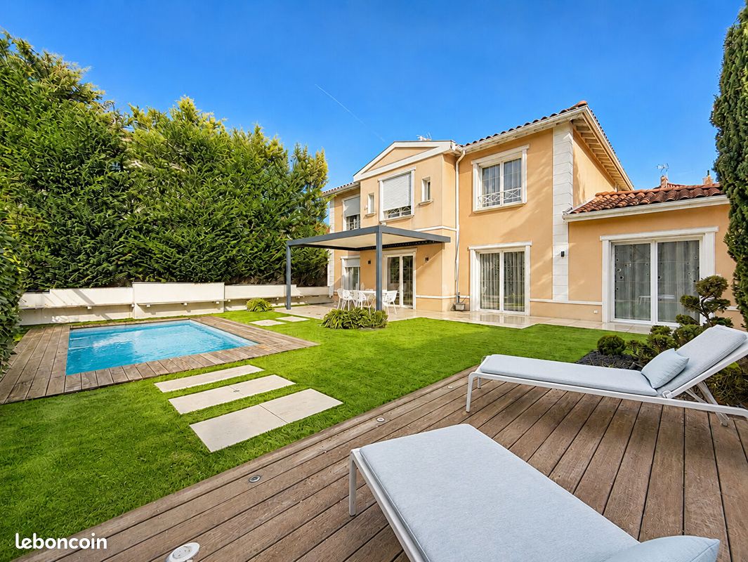 Maison 6 pièces 250 m² · à Lyon · 250 m² · 990 000 €